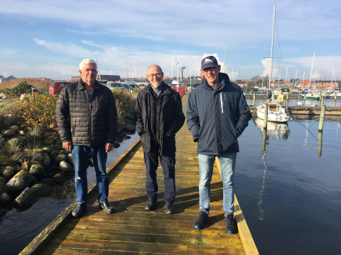 På havnen byder man velkommen, for havnen har 50 ledige pladser tilbage, i en tid hvor andre havnes ventelister rækker år ud i fremtiden. Her ses fra venstre: Søren Olsen (havnefoged), Sven Thor Larsen (kasserer), og Lars Østergaard (formand for sejlklubben). 