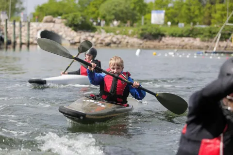 Vild med vand dreng i kajak