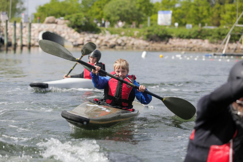 Vild med vand dreng i kajak