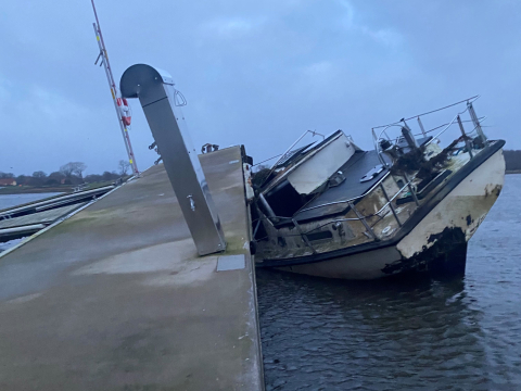 Præstø båd under flydebro Foto Lars Mølgaard