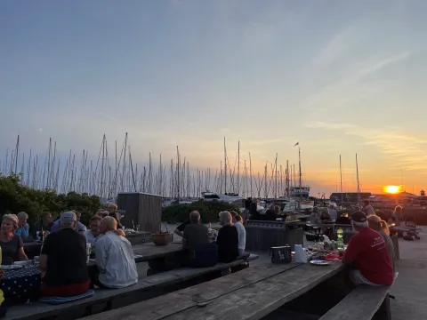Anholt havn mennesker der taler sammen