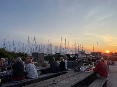 Anholt havn mennesker der taler sammen