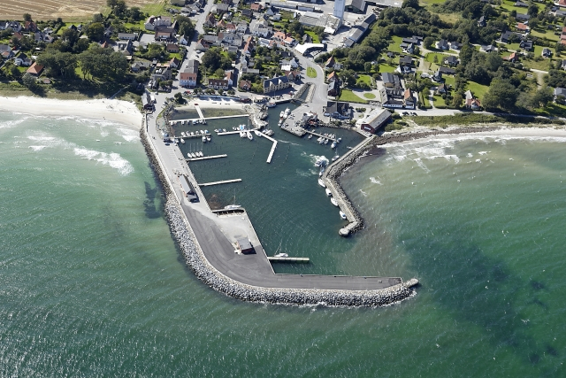 Luftfoto af Ballen Havn