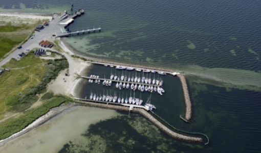 Luftfoto af Avernakø Bådehavn
