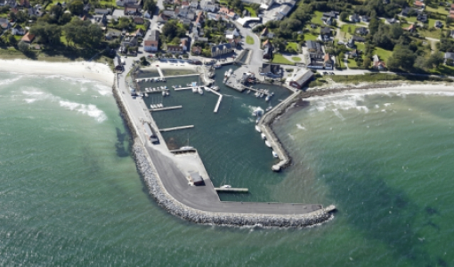 Luftfoto af Ballen Havn
