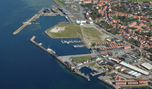 Luftfoto af Ebeltoft Trafik og lystbådehavn