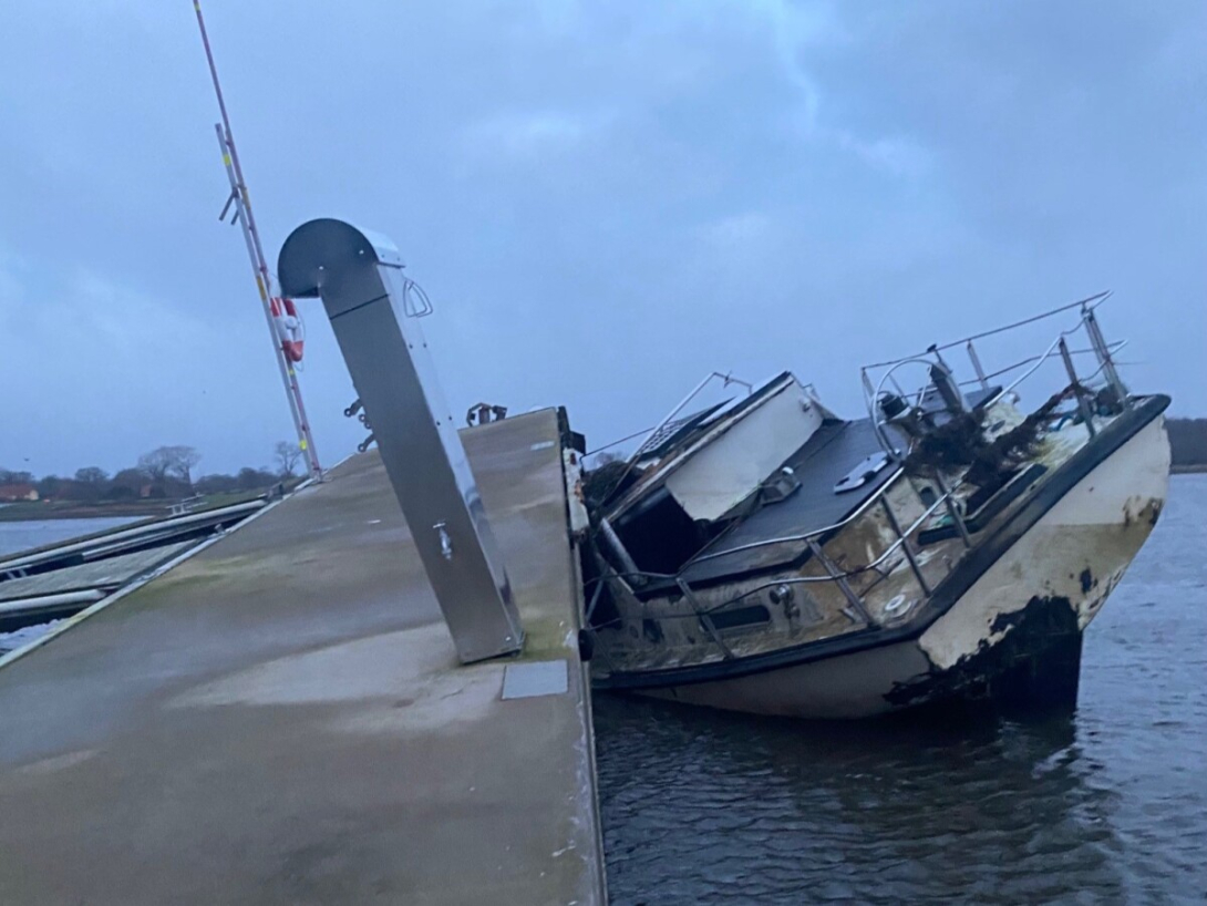 Stormflod båd under flydebro